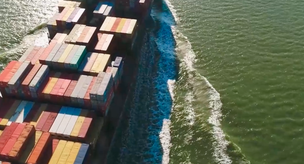 Een schip met containers